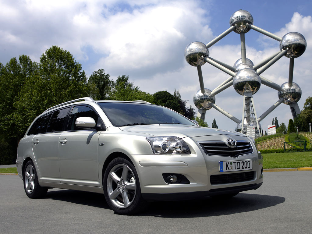 Toyota Avensis 1024x768 20 Tapety na pulpit samochody